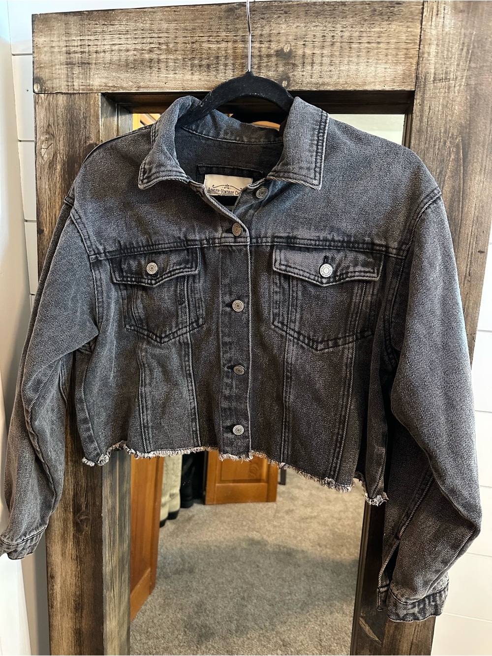 Ashley Vintage Charm Women’s Cropped Black Denim Jacket M Raw Hem Y2K Trucker